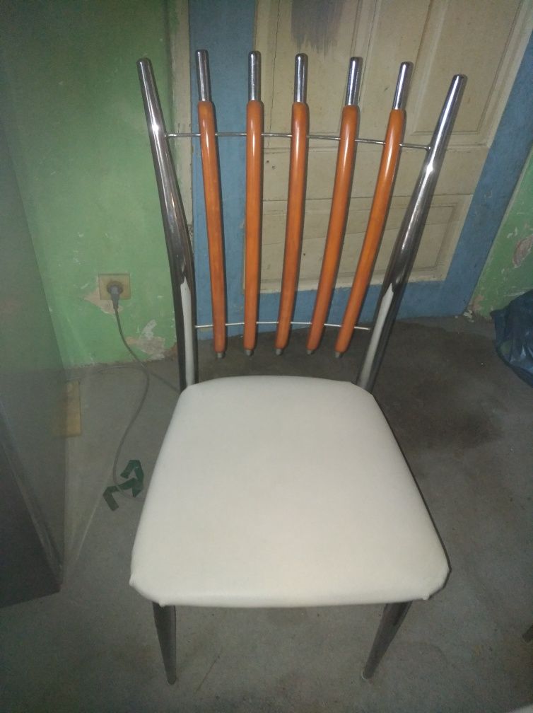 Krzesła z obiciem skórzanym