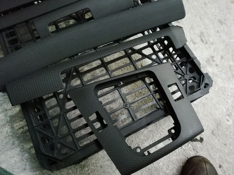 Apoio de pé e frisos interiores em carbono tudo pack m original