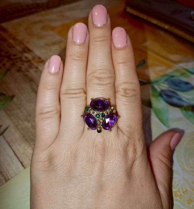 Pierścionek regulowany biżuteria sztuczna złoty fioletowe oczka ametys