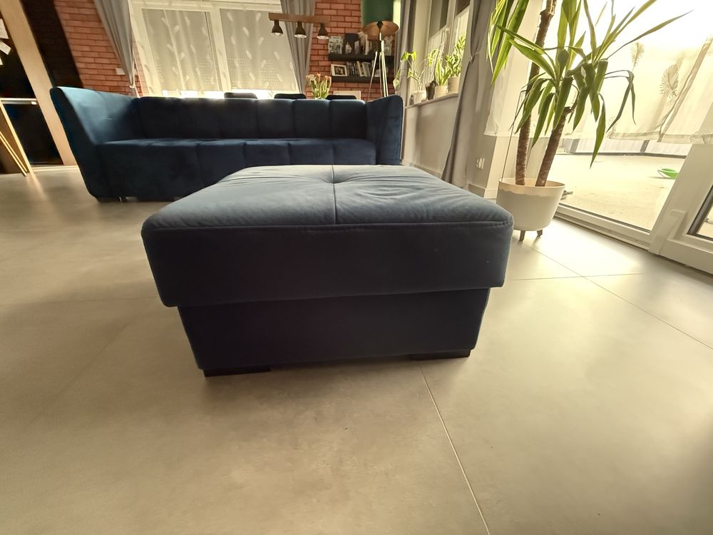 Sweet Sit Granatowa sofa welurowa z funkcją spania i pojemnikiem.