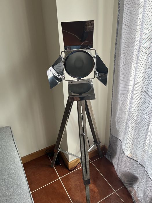 Candeeiro de pé estilo industrial