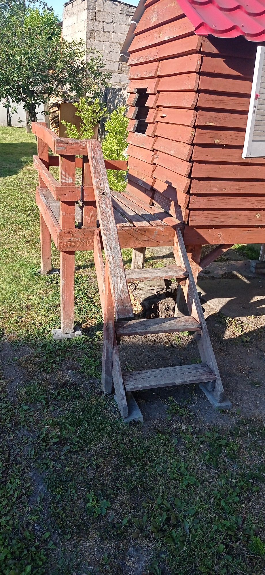 Drewniany domek z balkonem dla dzieci