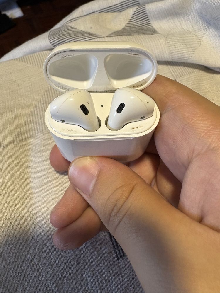 AirPods em bom estado com capa de proteção