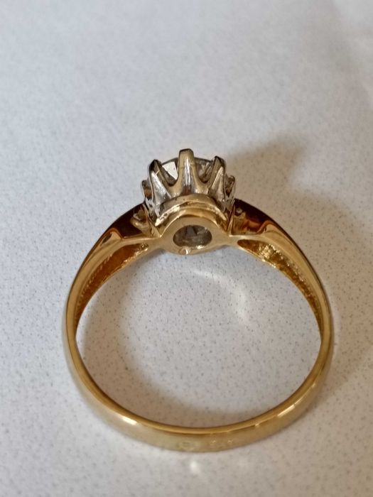 Złoty pierścionek 585 z brylantem 0,85ct (certyfikat)