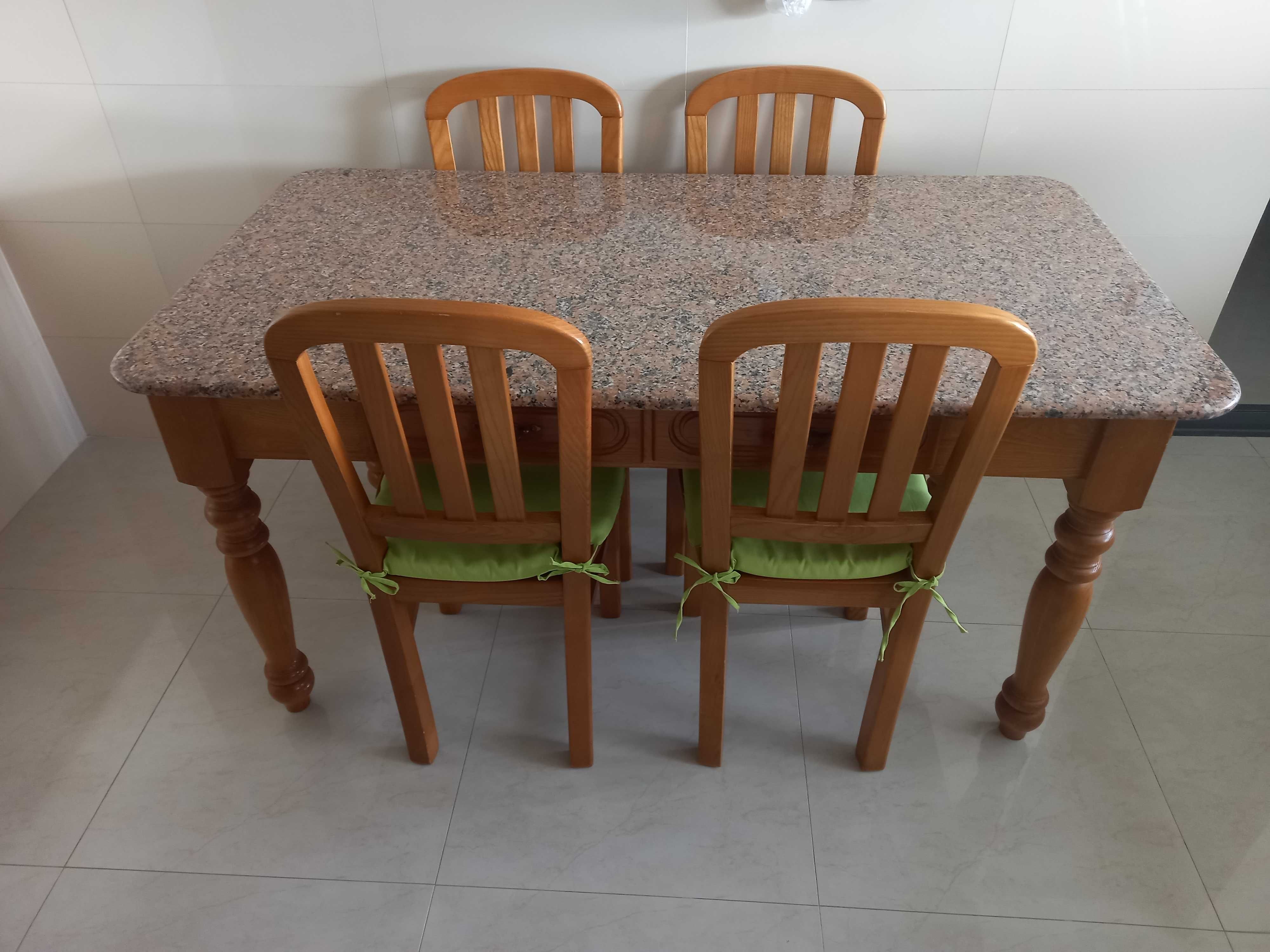 Vendo mesa de Cozinha com cadeiras