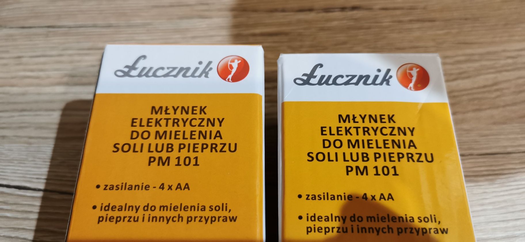 Młynek  do soli i pieprzu 2 szt. Łucznik, biały i czarny