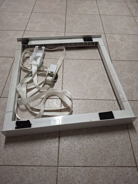 Suporte para colocar no meio de 2 máquinas de lavar e secar por exempl