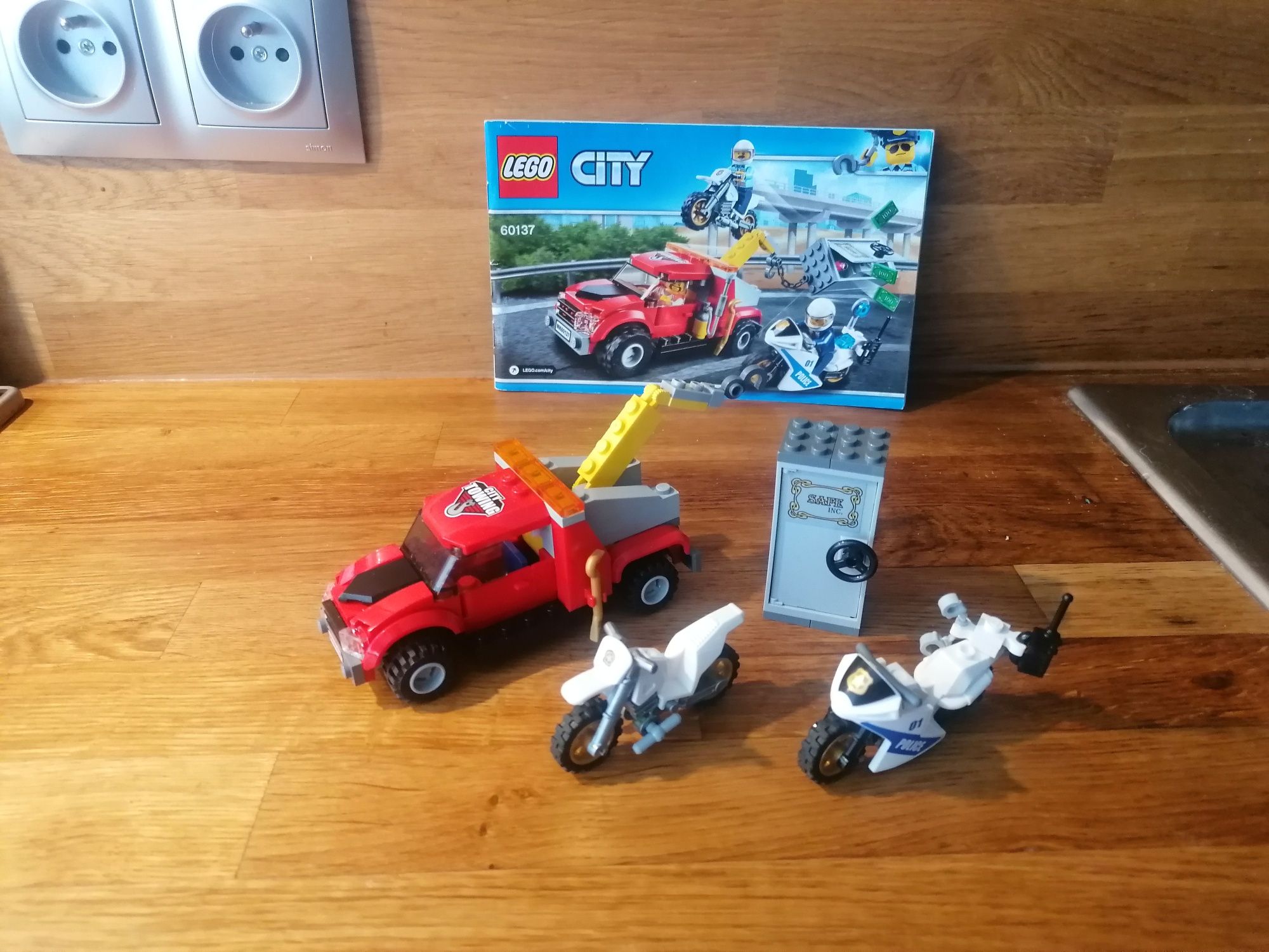 Lego City 60137 Eskorta policyjna