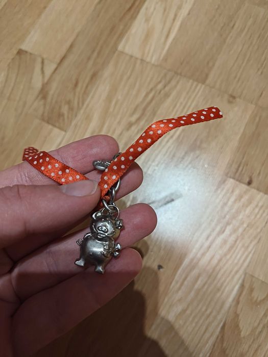 Breloczek do kluczy ozdoba świnka stalowy z kokardką wstążką