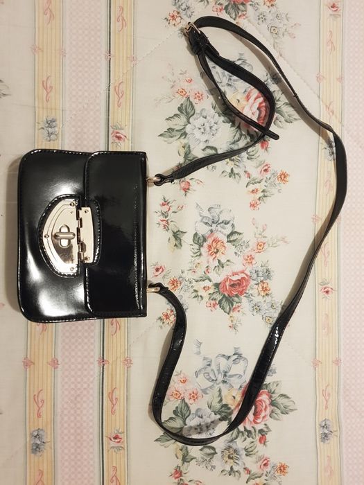 Mala pequena preta envernizada