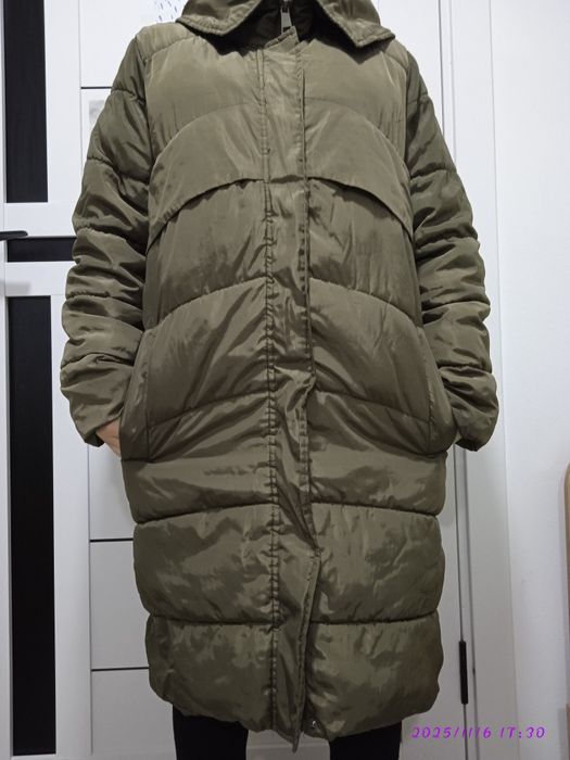 Длінна куртка нижче колін колір хаккі. 46 розмір в дуже гарному стані