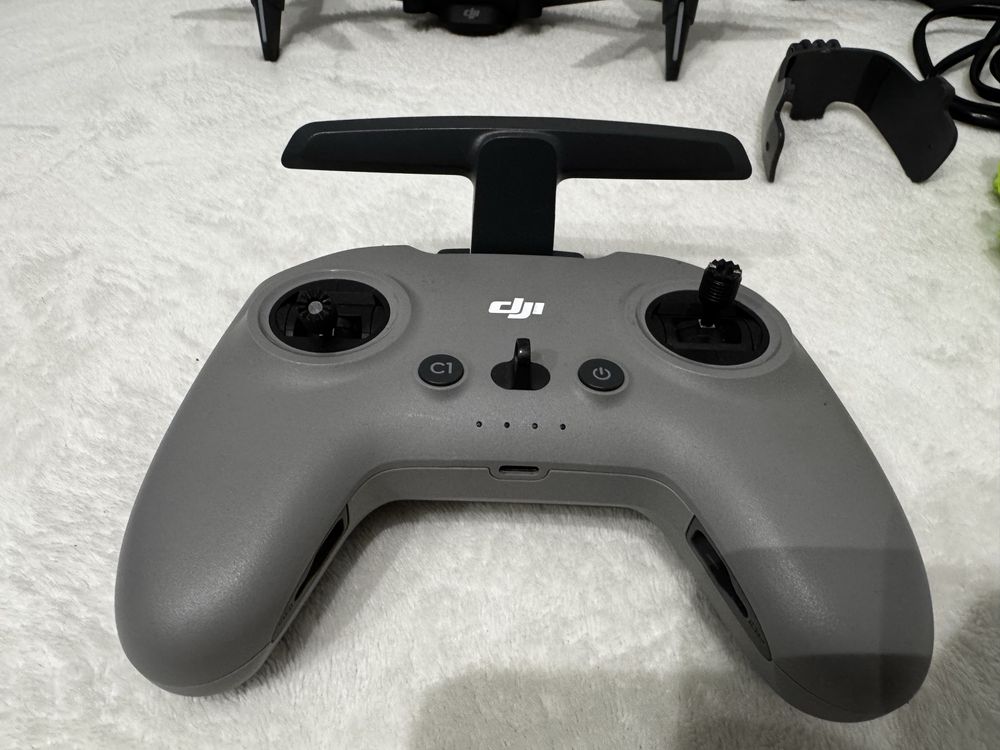 Dron DJI Fpv z DJI Googlani V2 oraz kontorlerem 2