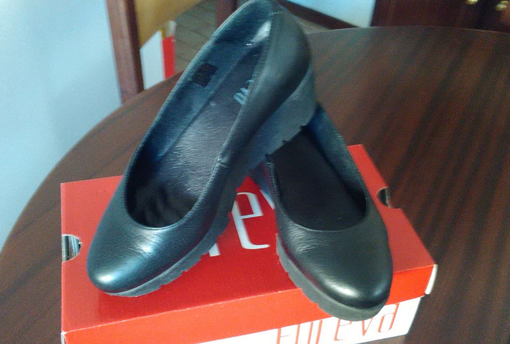 Sapatos em pele. Marca Foreva