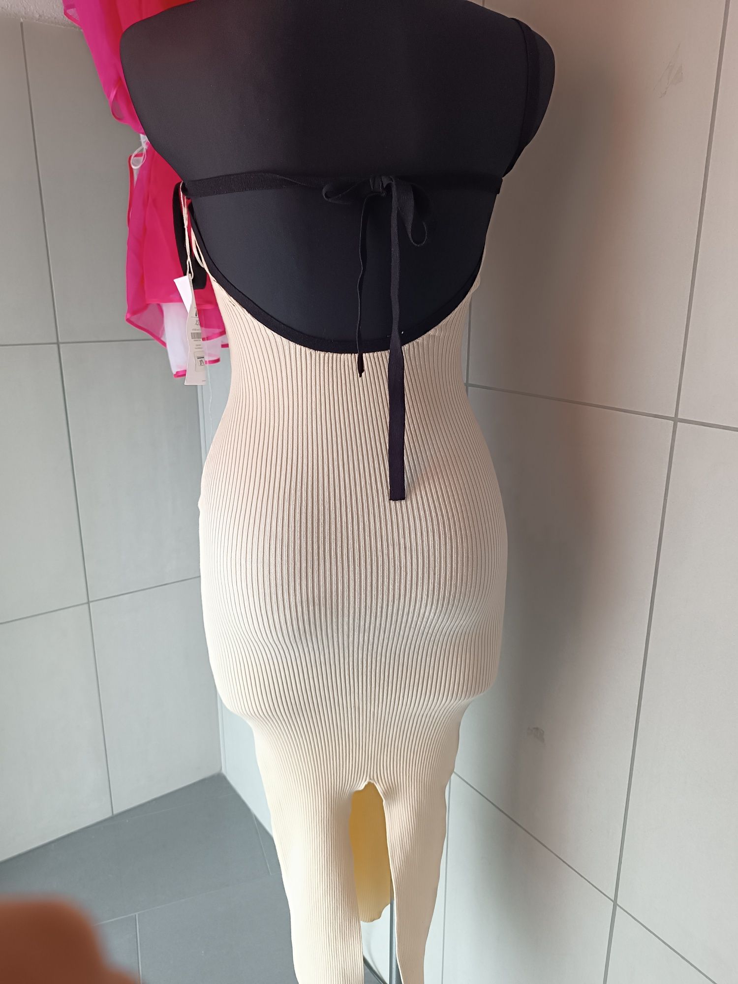Nowa sukienka Bershka xs mała wada