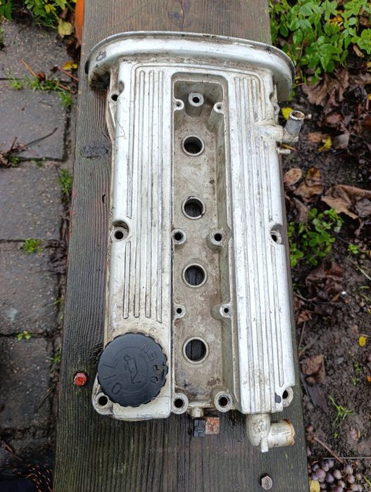 Продам клапанну кришку