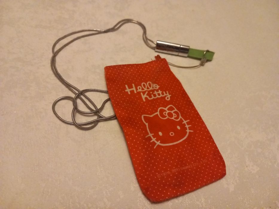 Pokrowiec na telefon hello kitty z metalową smyczą i dwoma przypinkami