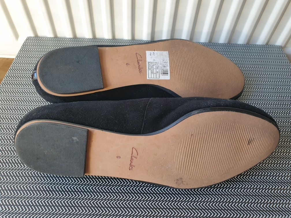 Czarne zamszowe lordsy Clarks rozmiar 39 UK6 skórzane baleriny