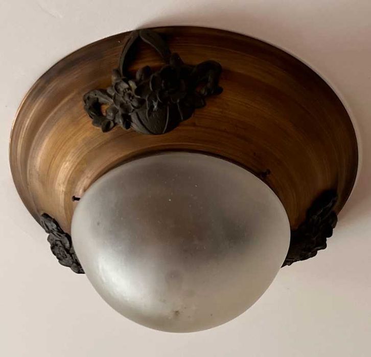 Candeeiro com base metálica bronze e cúpula fosca