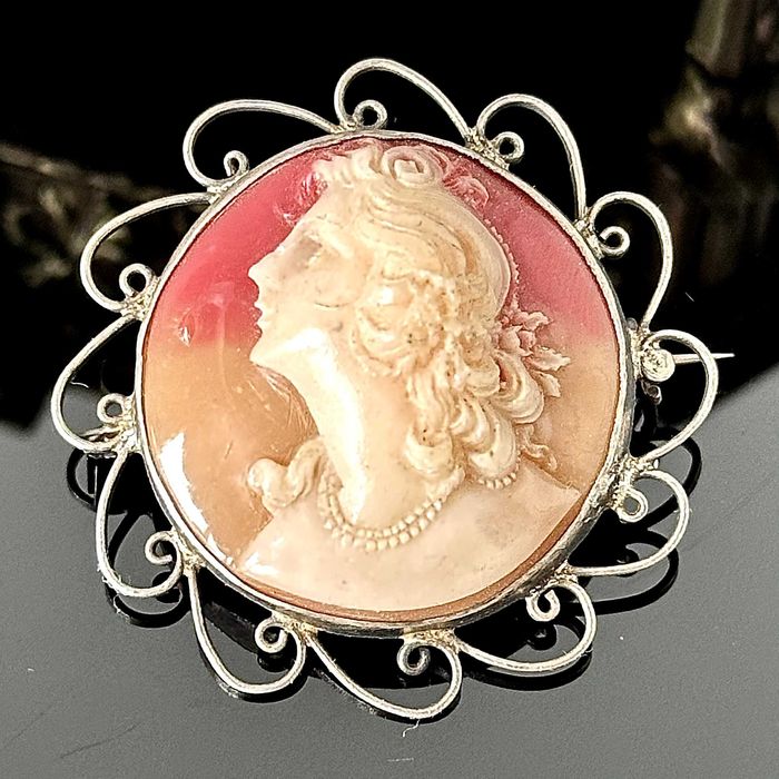 Wyjątkowa muzealna broszka Kamea z okresu Biedermeiera około 1850 rok