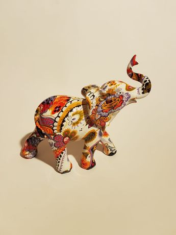 Słoń - dekoracyjna figurka ceramiczna.