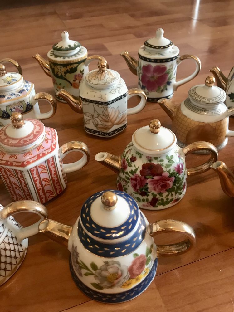 14 chaleiras ou bules em porcelana em miniatura