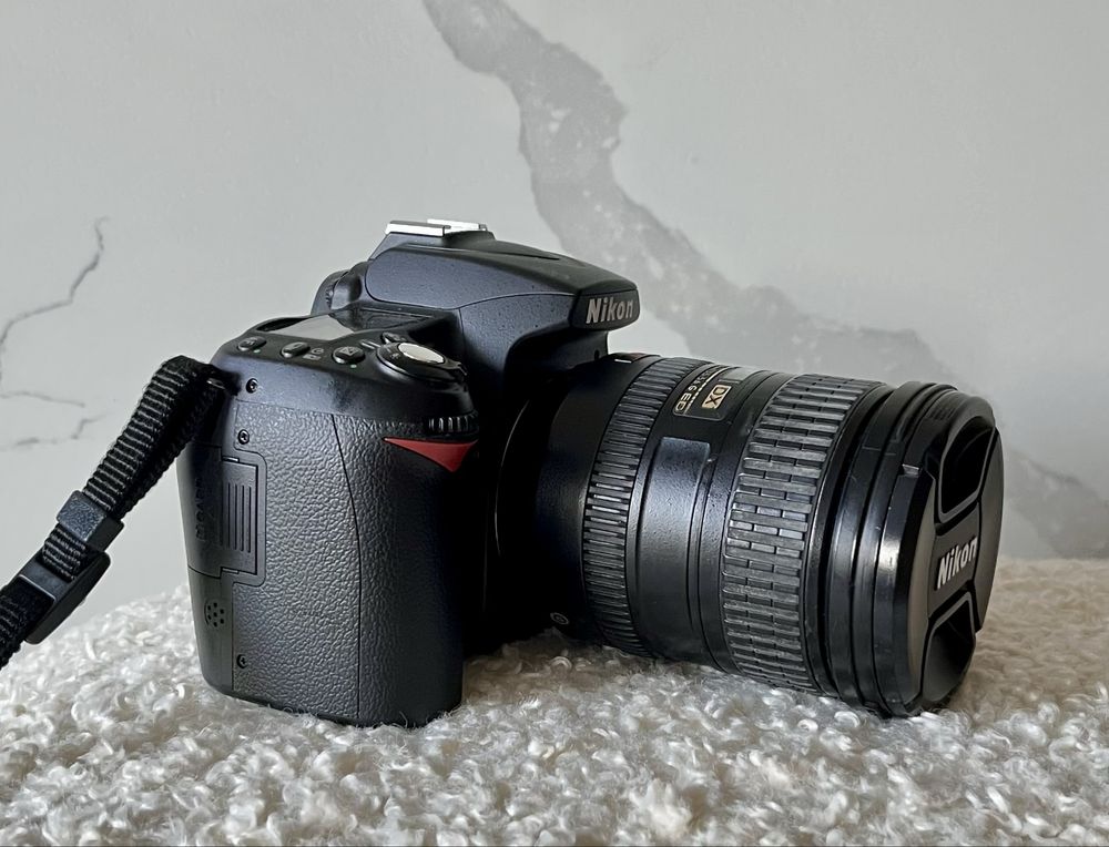 Aparat Nikon D90 z obiektywem i adapterem i bateriami oraz ładowarką