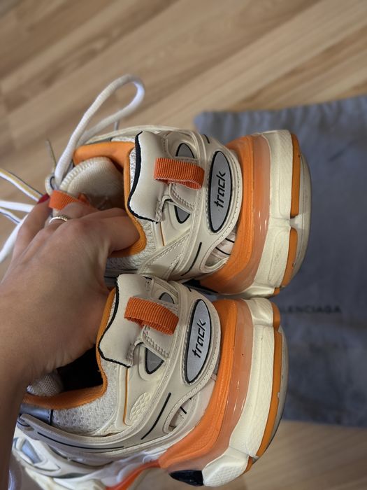 Balenciaga track orang