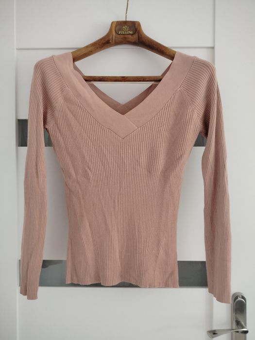 Sweterek z odkrytymi ramionami