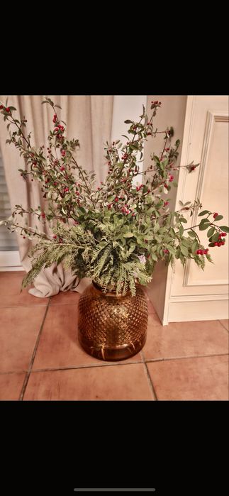 Faço arranjos com flores do campo com plantas de época.