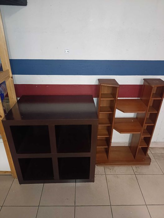 2 estantes de madeira