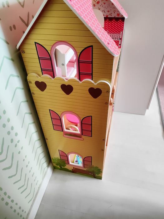 Drewniany domek z oświetleniem