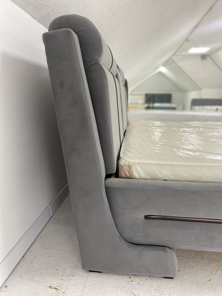 Ліжко двохспальне у велюрі з мягким билом узголів‘ям з матрацом