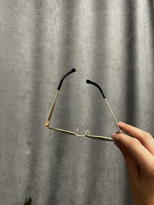 Сонцезахисні окуляри з золотою оправою