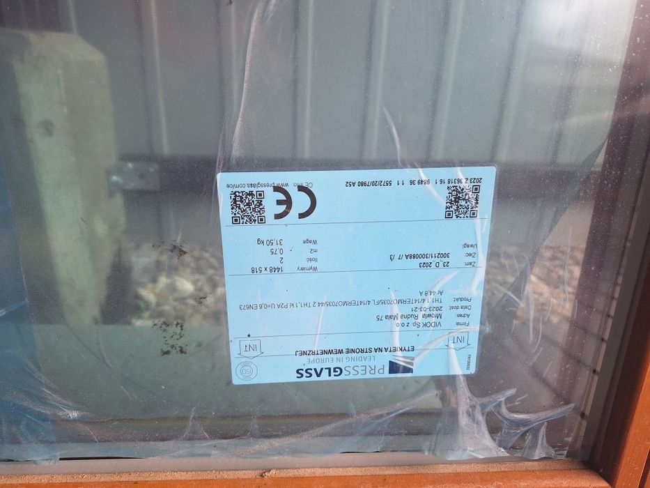 Drewniane okno z demontażu