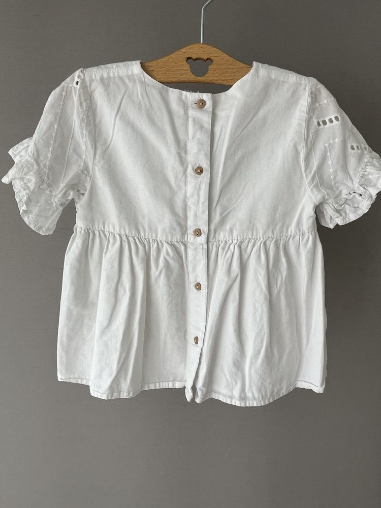 Blusa branca com bordado inglês