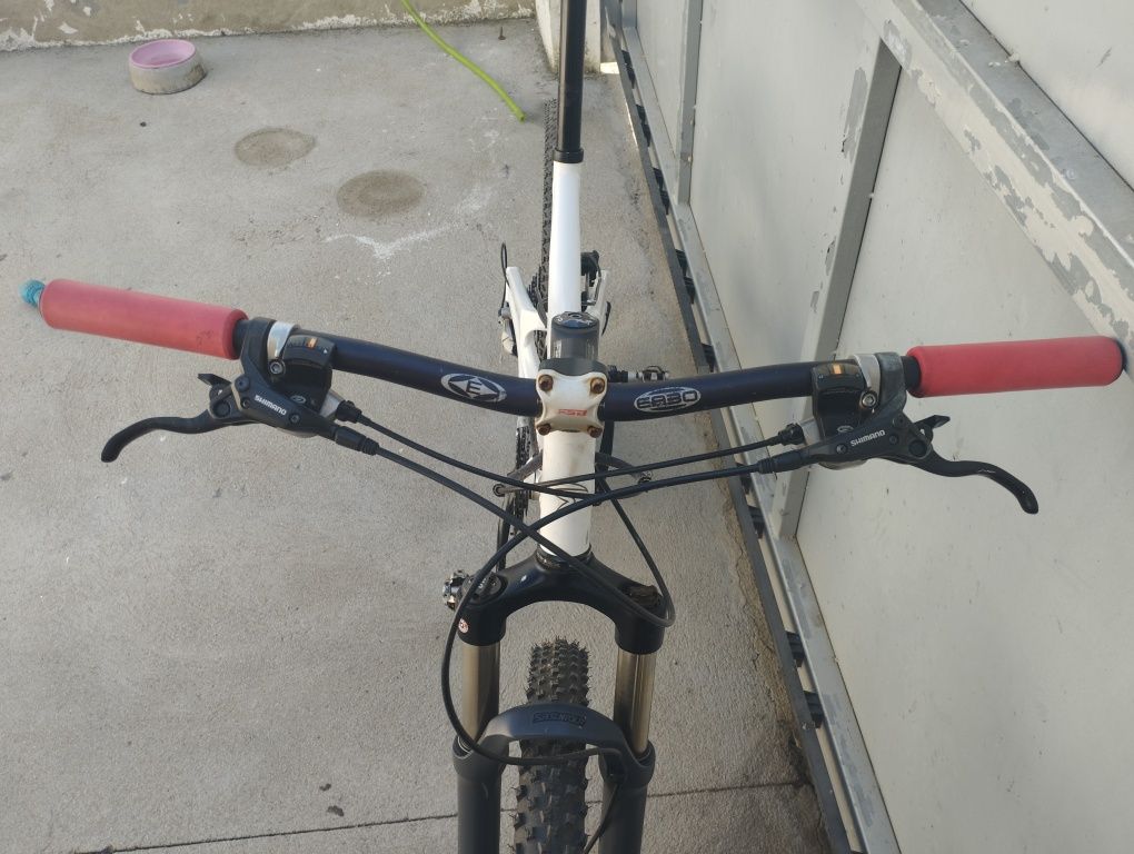 Bicicleta BTT Santa Cruz Superlight c/ rodas 27,5