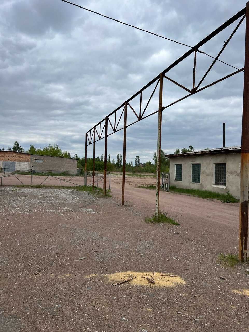 Ферми металеві, з опорами для навісу, ангара