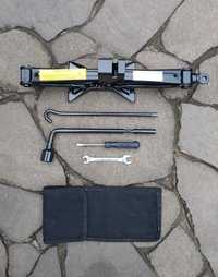 Домкрат и набор инструментов для Hyundai Tucson JM / Kia Sportage KM