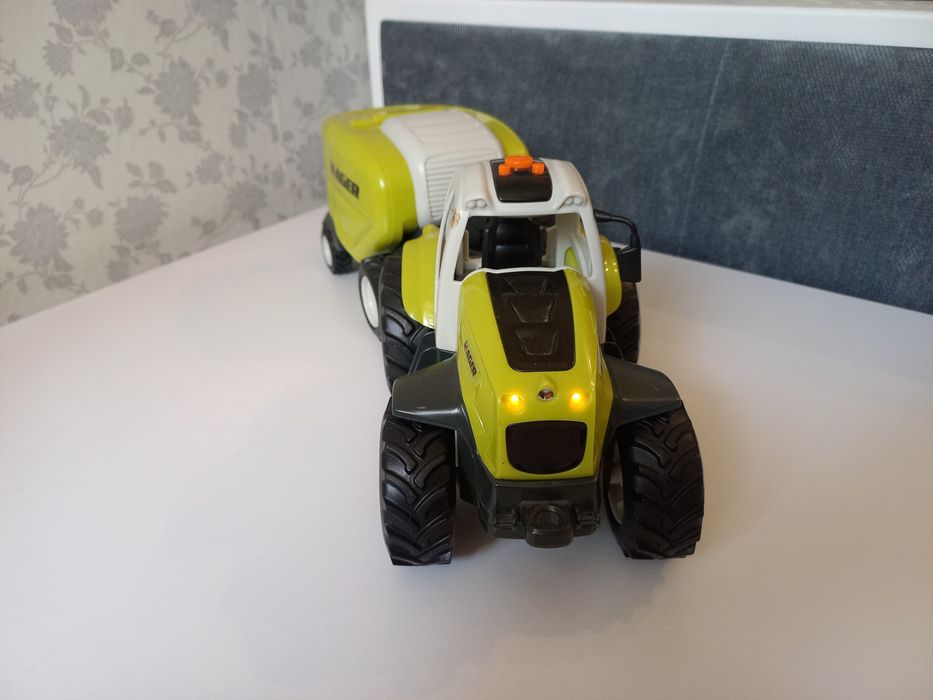 Трактор з причепом