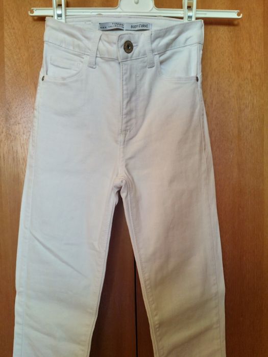 Calças brancas de senhora