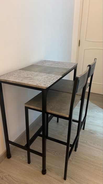 Mesa de jantar compacta e prática