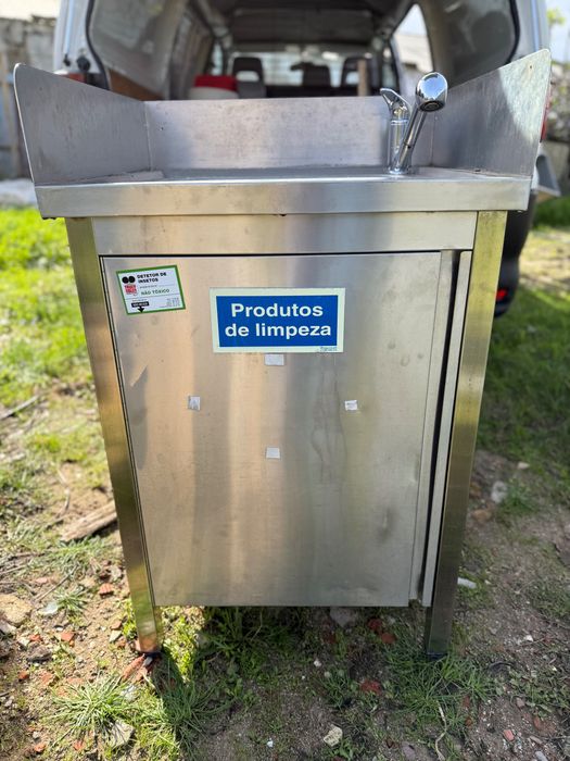 Armário e Pia lava loiça com arrumação