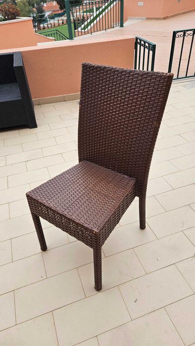 Mesa e cadeiras jardim em Ratan