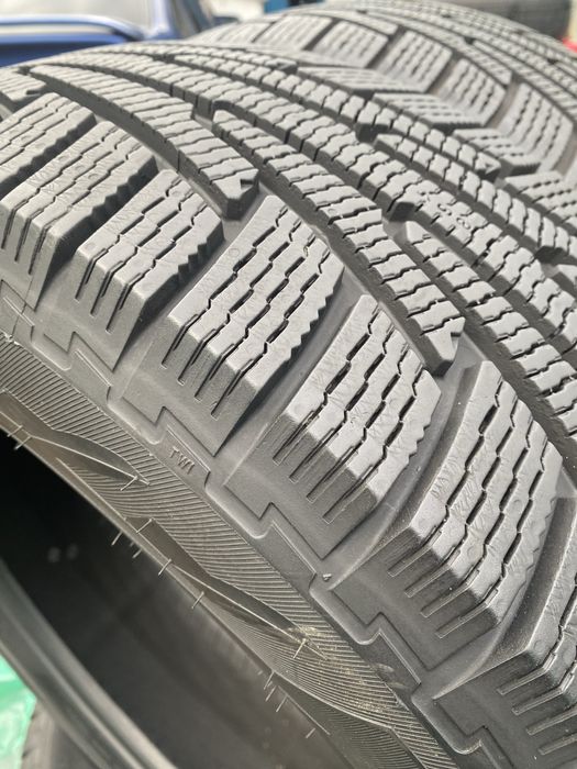 Продам зимню ризину 235 60 18 нокіан