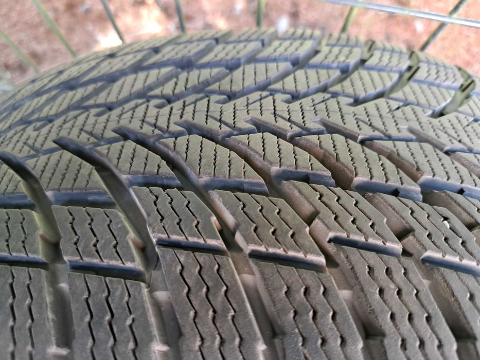 Dwie opony zimowe auto osobowe
