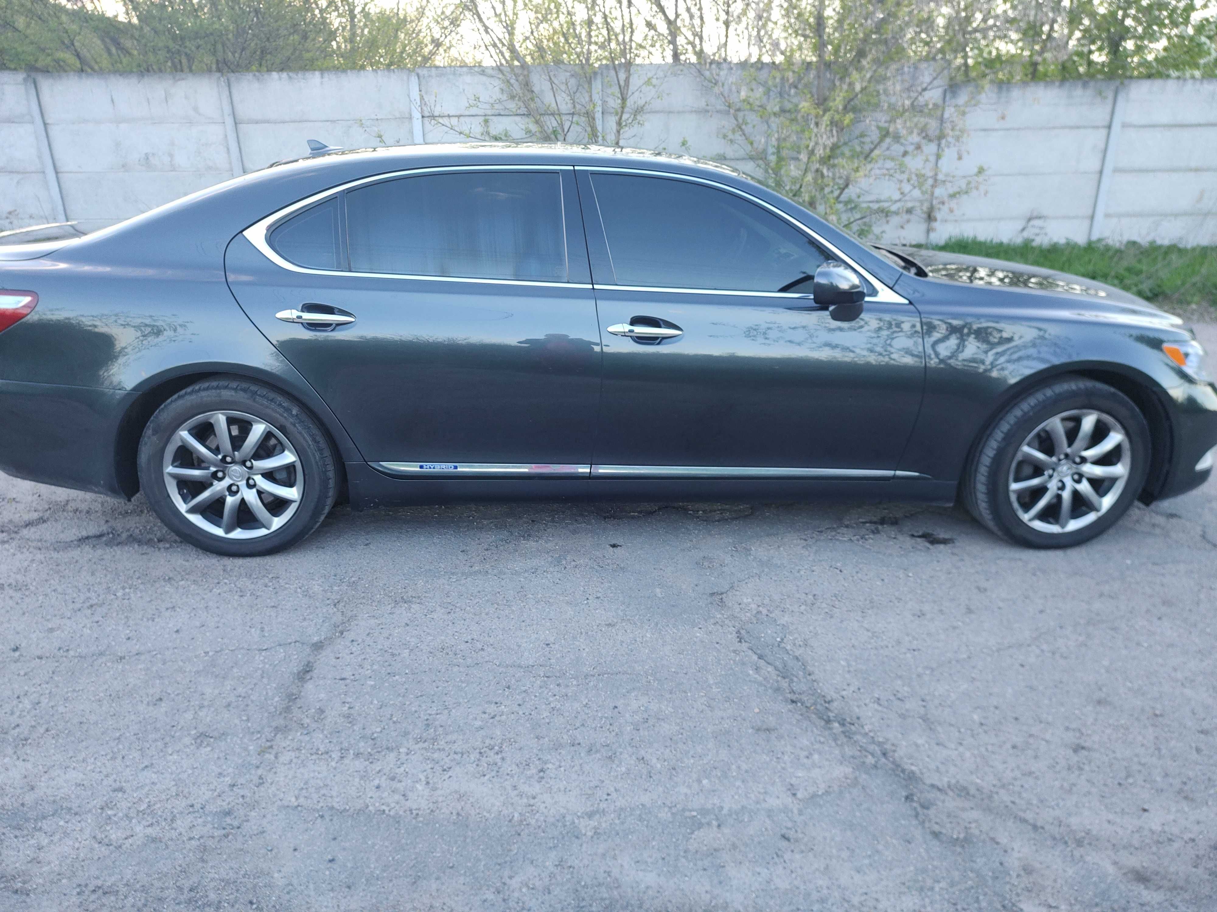 Продаю LEXUS LS 600h