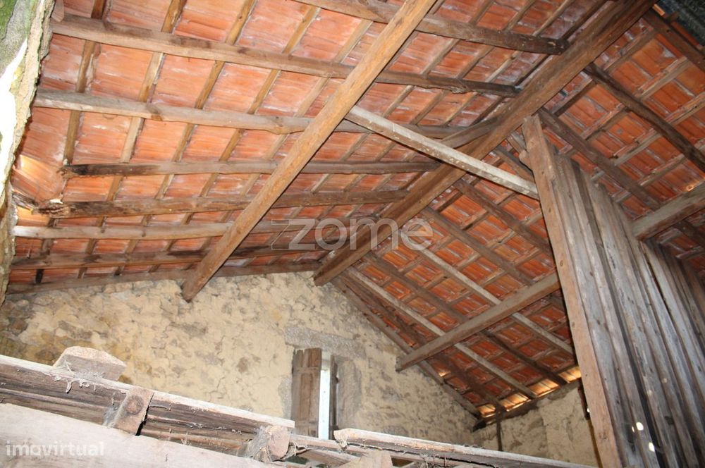 Moradia excelente em pedra para recuperar