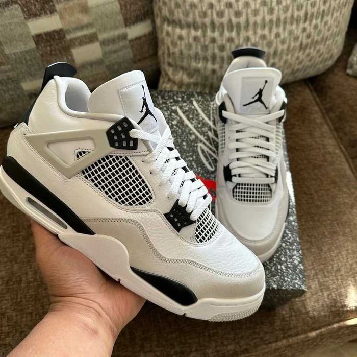 Buty-biegania-Jordan 4 RetroMilitaryBlack R.37.5