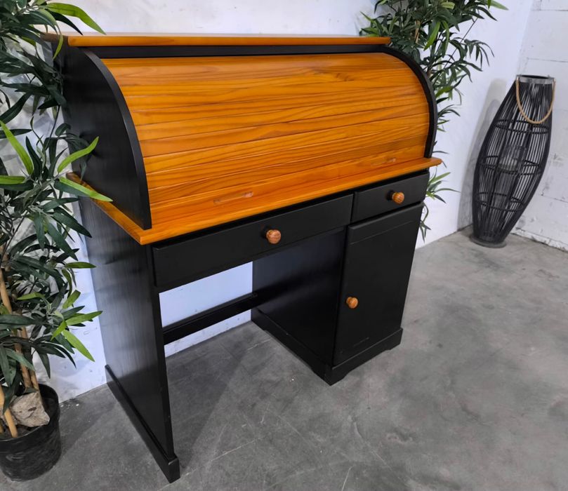 Bardzo ładny drewniany sekretarzyk. Dowóz