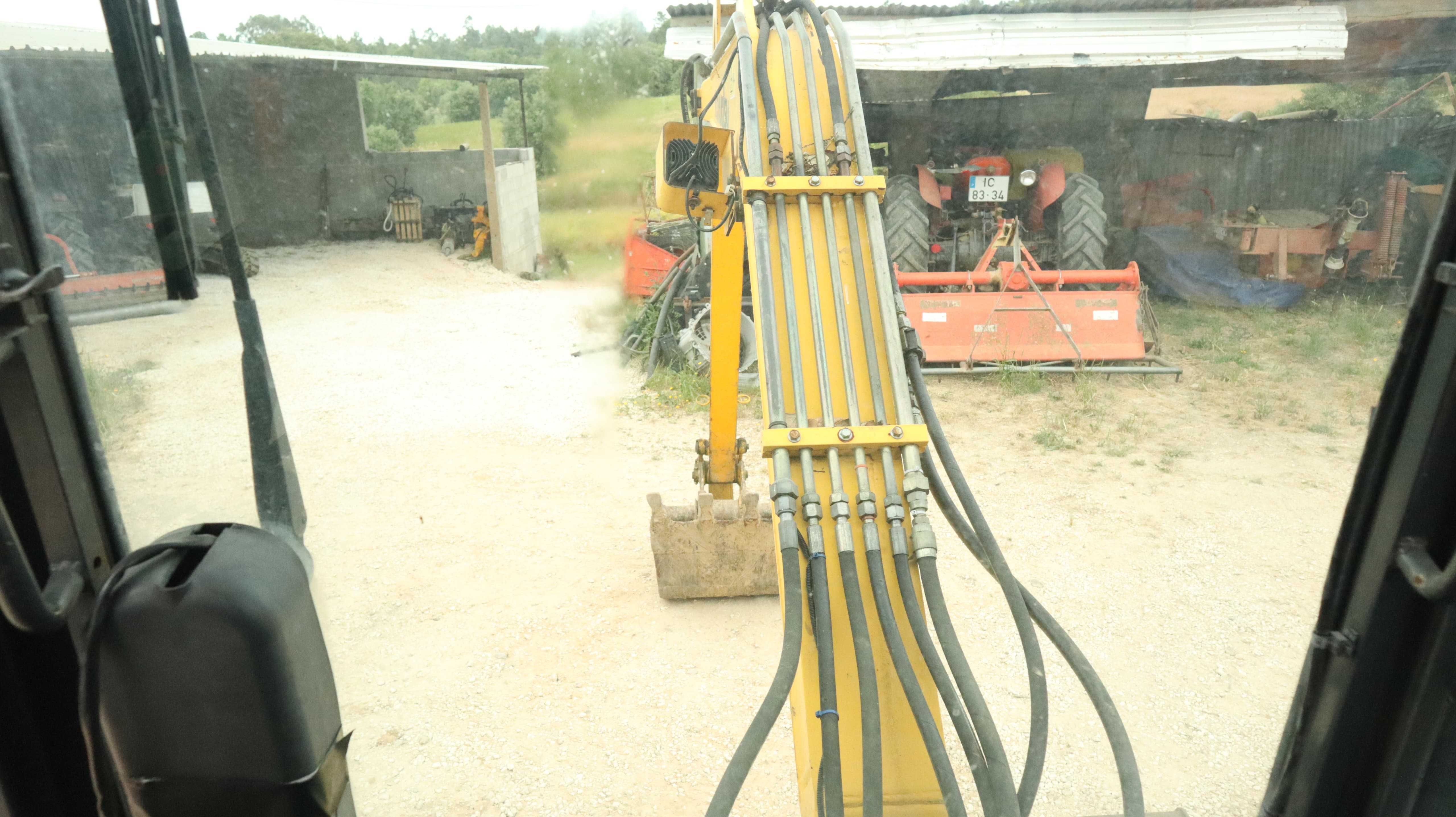 Komatsu PC35 MR muito bom estado.